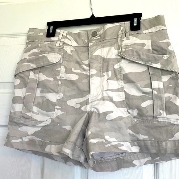 Wit & Wisdom Pants - NWT Wit and Wisdom White and Gray ‘Ab’ solution Camo Shorts Size 16.